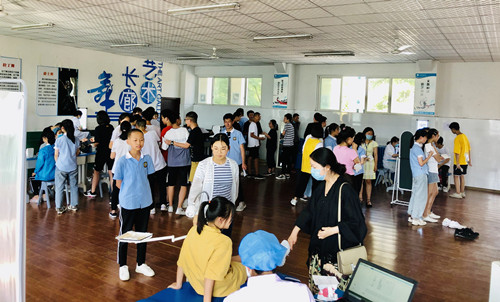 西南醫(yī)大附屬口院專家團(tuán)隊(duì)參加瀘州市第十八中學(xué)?？谇唤】禉z查活動(dòng)