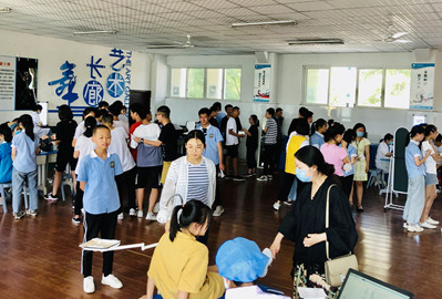 西南醫(yī)大附屬口院專家團(tuán)隊(duì)參加瀘州市第十八中學(xué)?？谇唤】禉z查活動(dòng)