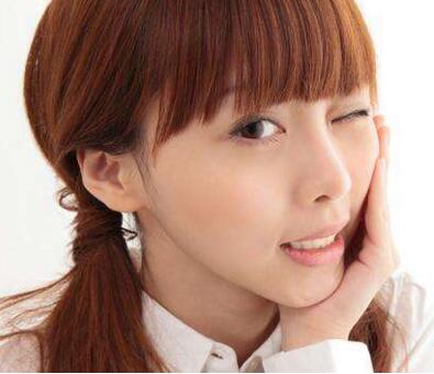 口腔潰瘍?cè)趺粗尾藕玫每欤?></i>                    <h2>口腔潰瘍?cè)趺粗尾藕玫每欤?/h2>
                  </a>
                  <p>進(jìn)入夏季，由于燥邪，有些人老是上火，舌頭上、粘膜上不起眼的口腔潰瘍讓人難受至極。一般而言，口腔潰瘍大概10天左右就可自愈。但總有些人會(huì)反復(fù)長(zhǎng)，好了一個(gè)另一個(gè)就迫不及待地出現(xiàn)了，令人十分煩惱。總是口腔潰瘍要怎么辦？怎樣才好得快？ 飲食：多吃蔬果...</p>
                  <div   id=